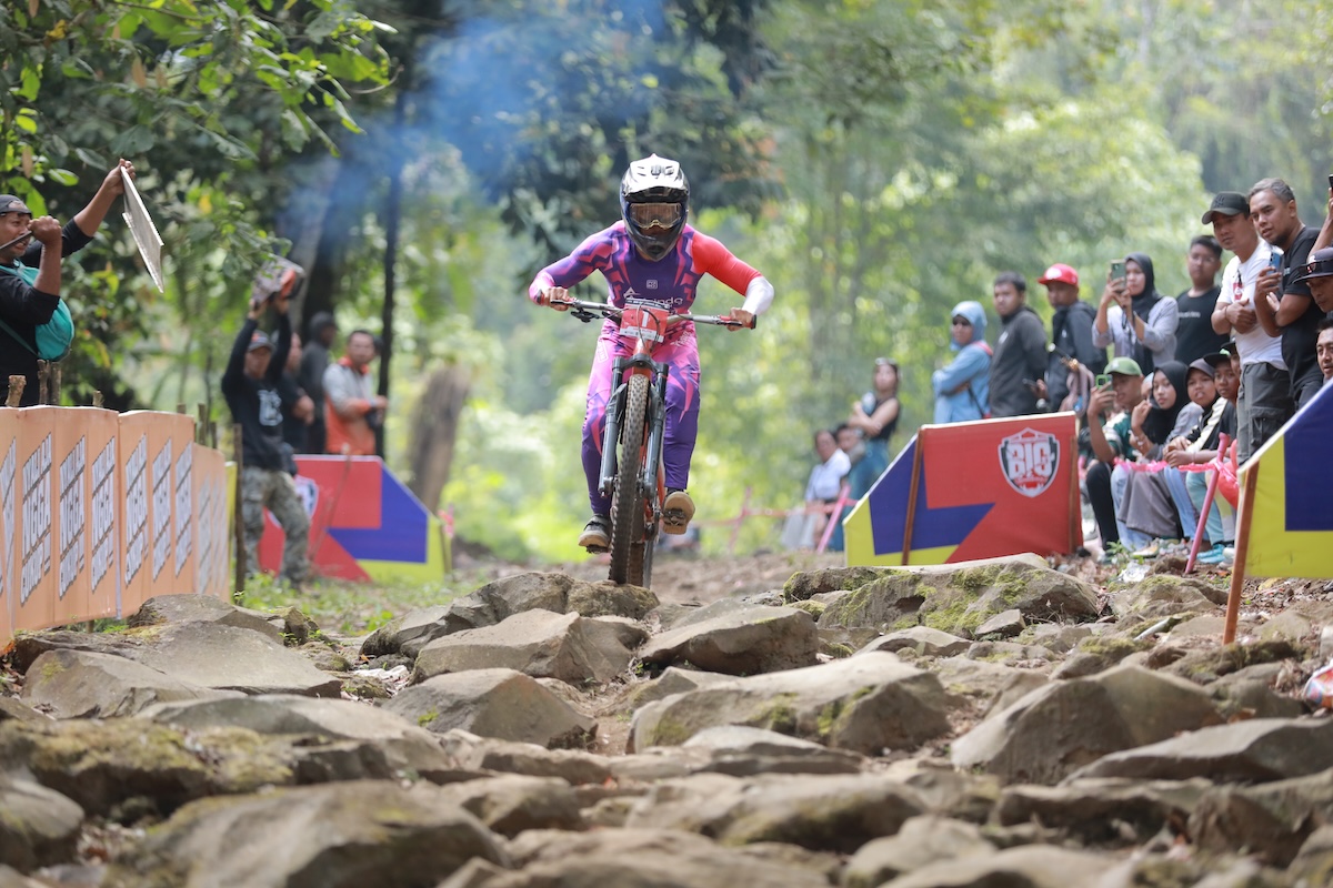 Agung Prio Raih Juara di BIG Downhill 2026 Meski Menghadapi Masalah Ban