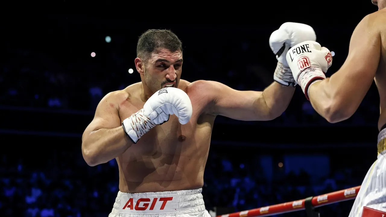 Agit Kabayel Siapkan Pertarungan Perdana sebagai Juara Dunia WBC Kelas Berat