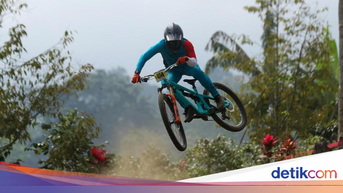 ---
Pertarungan Seru Pebalap di Gantasan Bike Park Banyuwangi

---
