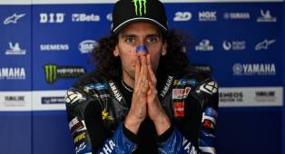 ---
Alex Rins Terkejut Yamaha Mundur Dini Saat Mesin V4 Mengalami Masalah

---