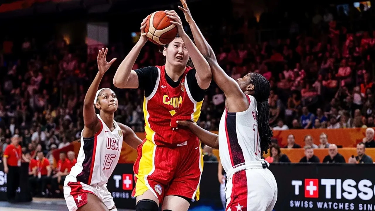 ---
Aliyah Boston Menghadapi Tantangan Tinggi Zhang Ziyu di Piala Dunia Basket

---