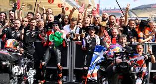 ---
Aprilia: Dari Posisi Terakhir Menuju Puncak MotoGP Bersama Rivola
---