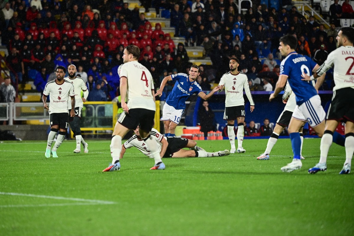 Como 1907 Hancurkan Manchester United dengan Skor 4-1 di Liga Champions