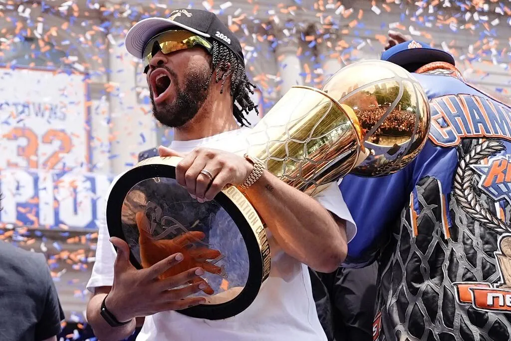 Jalen Brunson Raih Tujuh Trofi, Termasuk Larry O’Brien