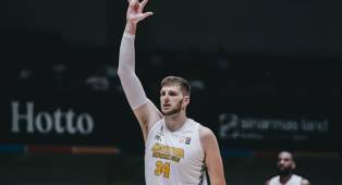 ---
CJ Gettys Bawa Kesatria Bengawan Solo Kalahkan Tangerang Hawks

---
