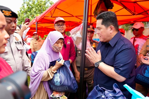 Menpora Erick Thohir Salurkan Bantuan Sembako dan Alat Olahraga untuk Warga Cakung