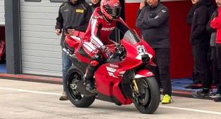 ---
Ducati Berhasil Uji Coba Mesin 850cc untuk MotoGP, Ungkap Gigi Dall’Igna
---