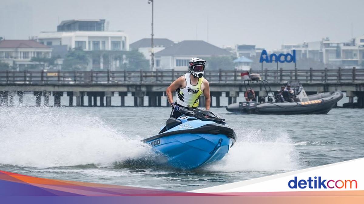 Mantan Menpora Dito Ariotedjo Beraksi di Balapan Jetski Panglima TNI Cup