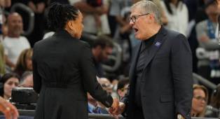 Geno Auriemma Akui Emosi dan Minta Maaf atas Insiden Lawan South Carolina