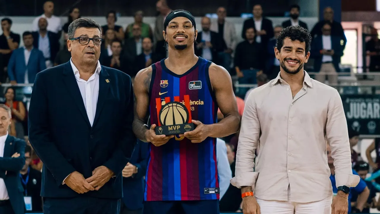 ---
Justin Robinson Siap Memimpin Barcelona dalam Musim Baru

---