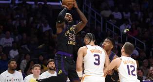 Lakers Memanfaatkan Keunggulan Kandang dalam Pertandingan Playoff Pertama