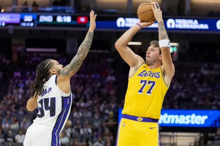 Luka Doncic Bersinar, Pelatih JJ Redick Berikan Apresiasi Tinggi