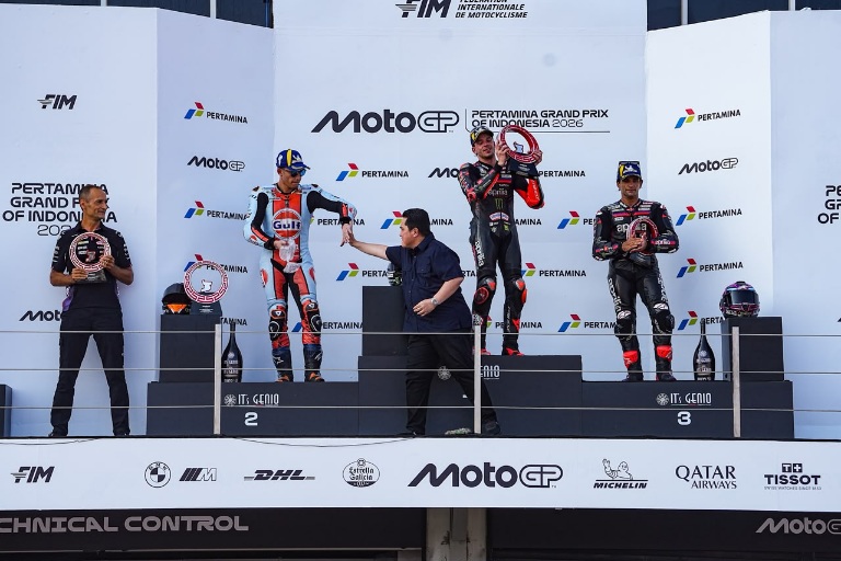 Menpora Erick Thohir Serahkan Trofi kepada Marco Bezzecchi di MotoGP Mandalika