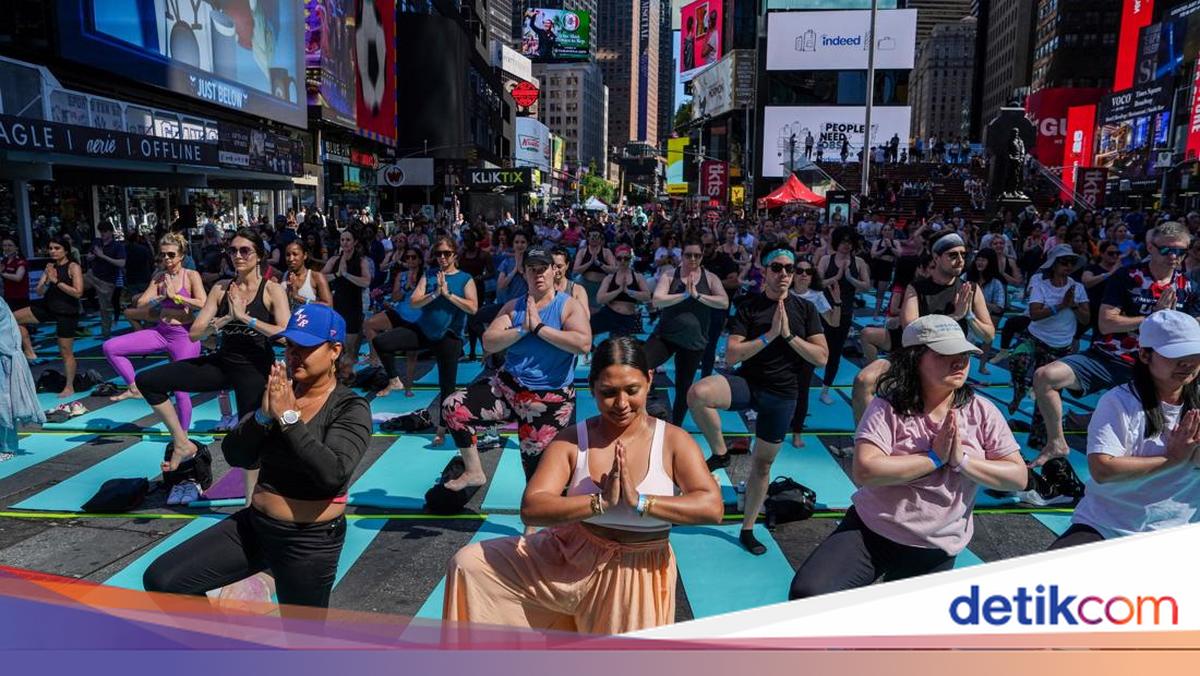 Ribuan Peserta Yoga Meriahkan Times Square di Tengah Keramaian Kota New York