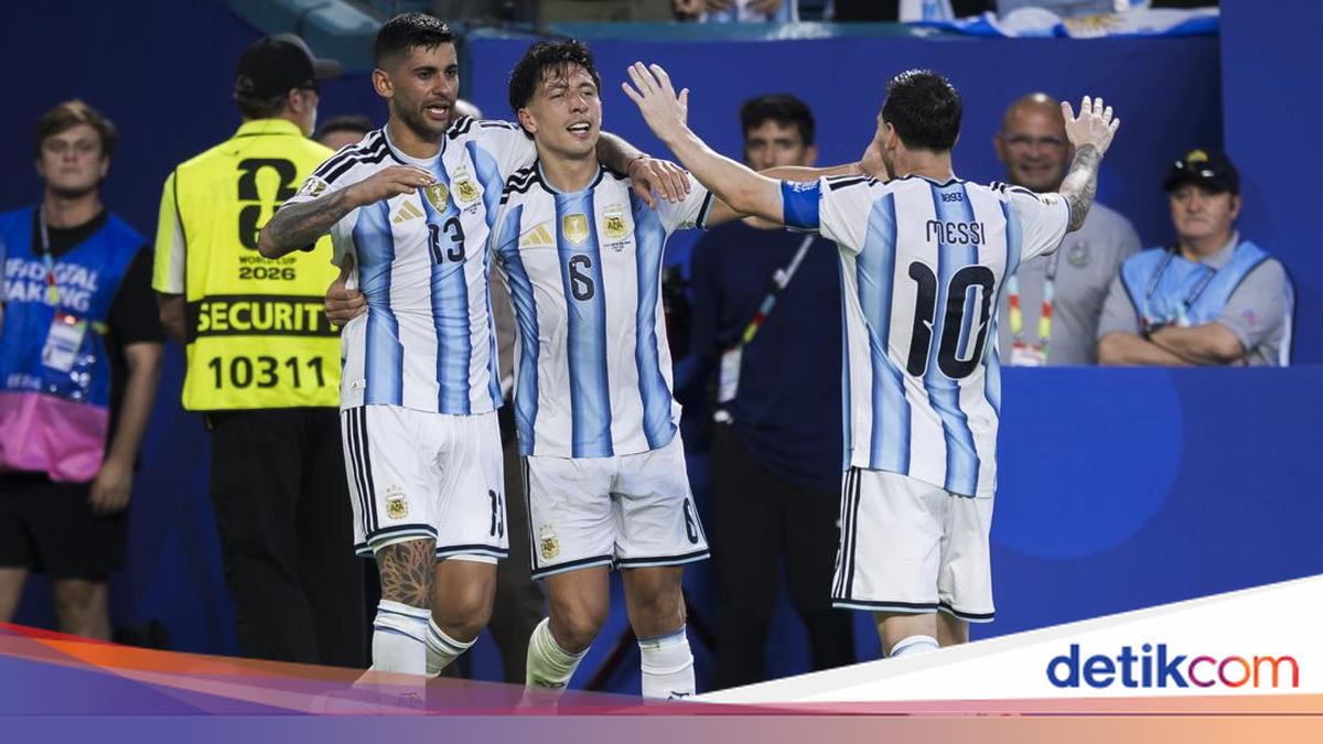 Romero dan Lisandro Gunakan Air Suci Sebelum Cetak Gol