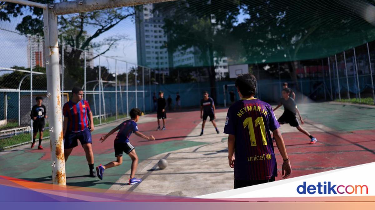 ---
Transformasi Masa Depan Anak-Anak Melalui Sepak Bola Gratis

---