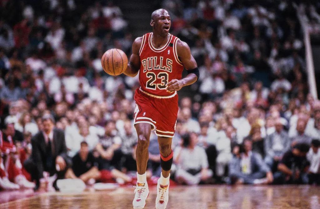 Seragam Merah Michael Jordan dari Final 1998 Laku 251 Miliar Rupiah