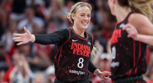 ---
Sophie Cunningham Merasa Beruntung Masih Bersama Fever Meski Hanya Dikontrak Satu Tahun

---