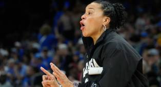 Dawn Staley Fokus pada Rekonstruksi Setelah Kegagalan Juara Gamecocks di South Carolina