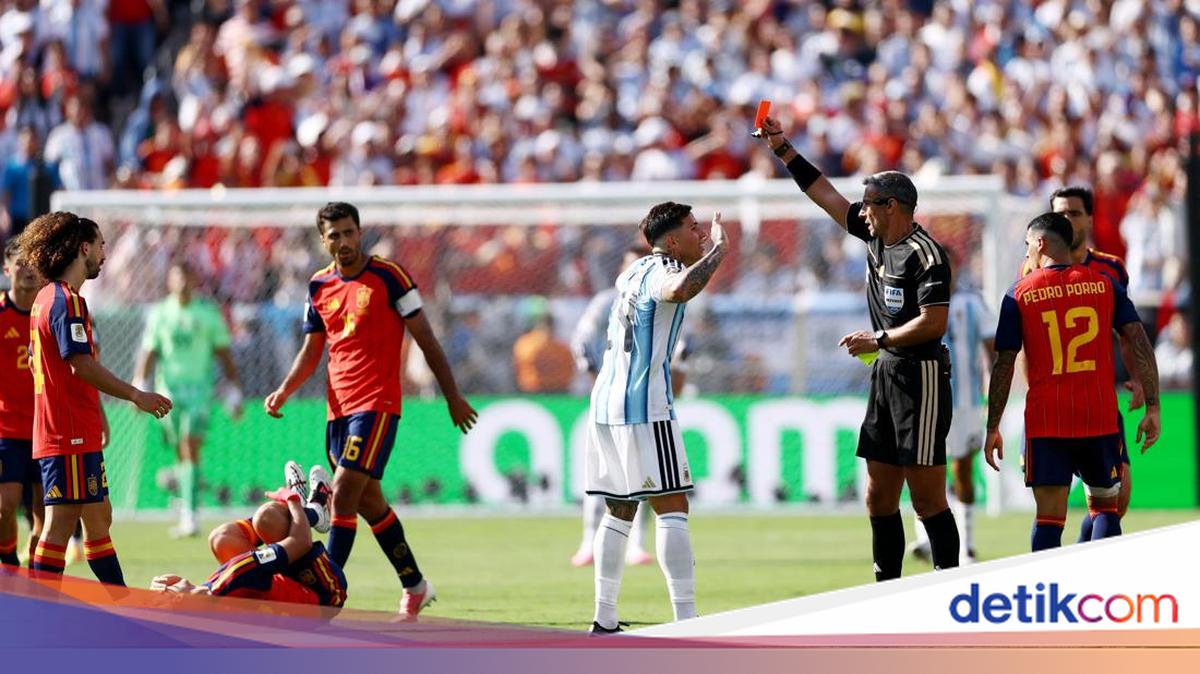 ---
Spanyol Menjadi Juara Piala Dunia 2026, Enzo Fernández Terima Kartu Merah di Final

---