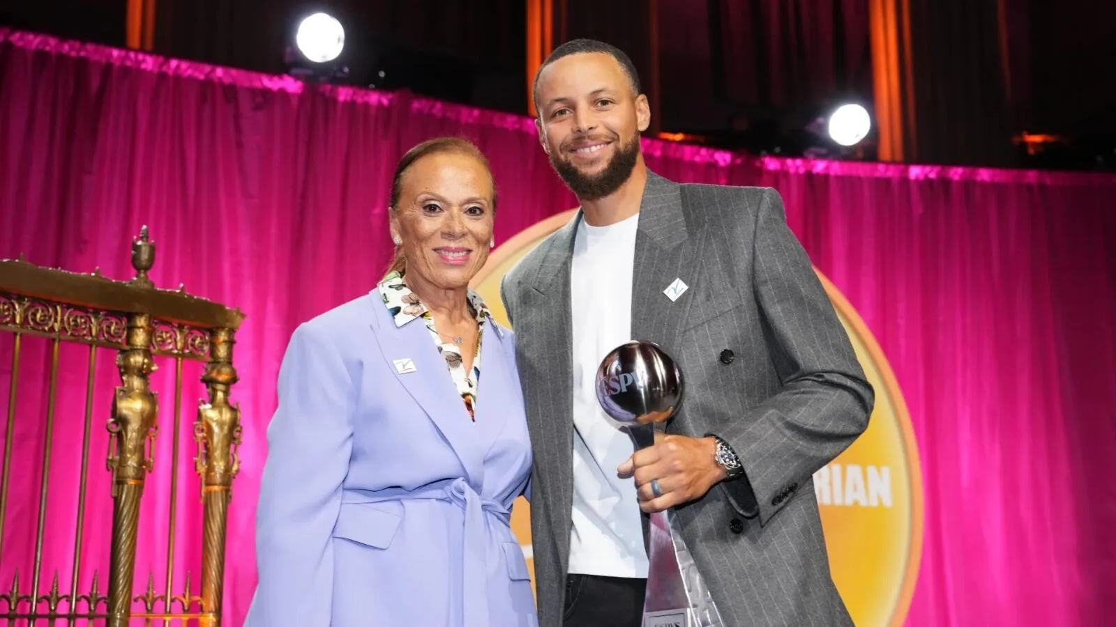 Stephen Curry Terima Penghargaan Kemanusiaan Muhammad Ali