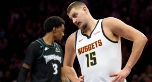 ---
Timberwolves Menang atas Nuggets, Penampilan Buruk Jokic di Playoff

---