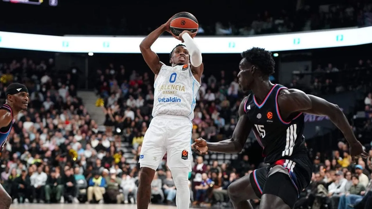 TJ Shorts dan Zach LeDay Raih Gelar MVP Bersama di Euroleague