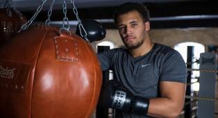 Tony Bellew Sarankan Moses Itauma Hadapi Ruiz Jr